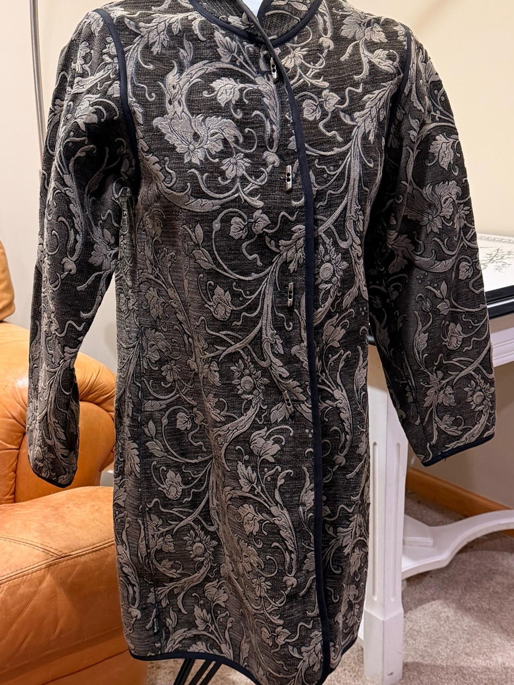 Elegant Floral Jacquard Long Trench Coat in Black and Gray